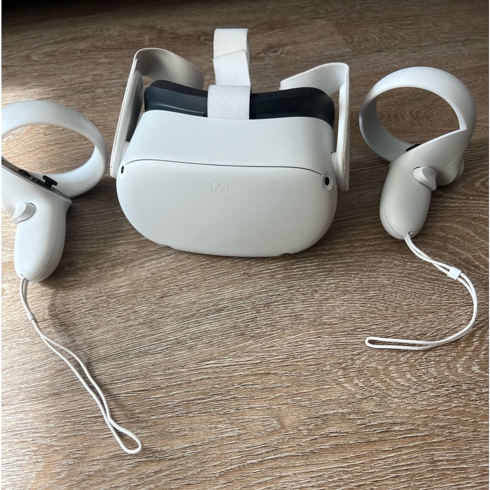Meta quest 2 virtual headset in good condition